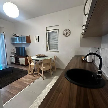 Leona Apartment *
